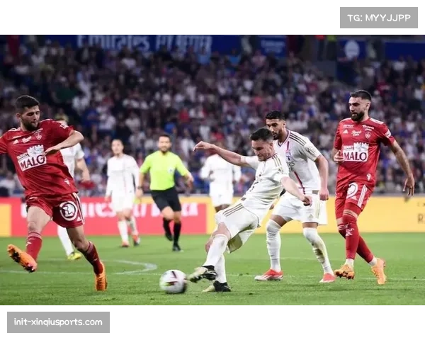 布雷斯特2-2战平里昂，两队进球均来自前场任意球